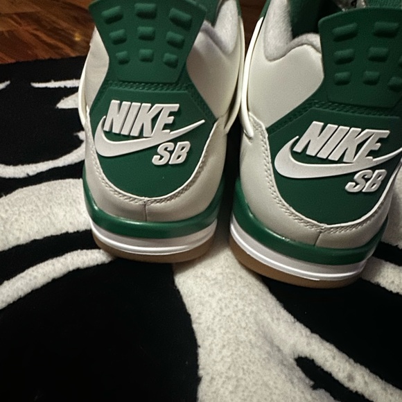 Jordan 4 SB ‘Pine Green’ - Picture 3 of 7